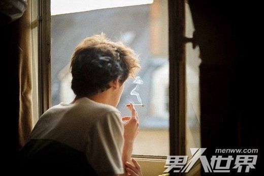 孤独寂寞的图片男_我还顽固着保留了我们当初的誓言