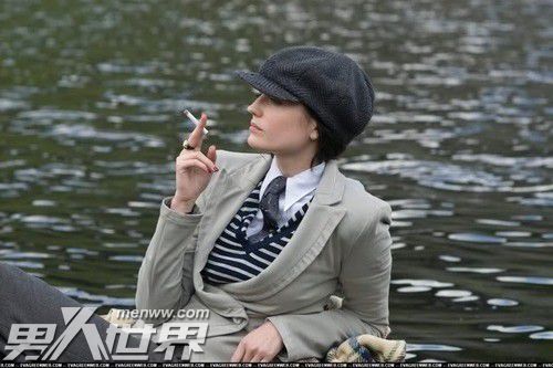 伤感空间素材女生抽烟主题