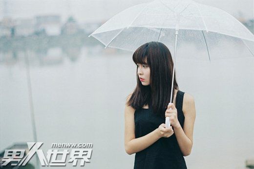 女生雨中撑伞图片 雨中撑伞伤感图片_多幸运在最美的年纪遇见你