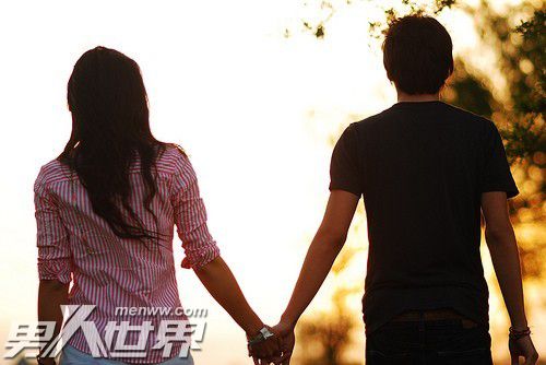 女生给男生主动牵手的暗示