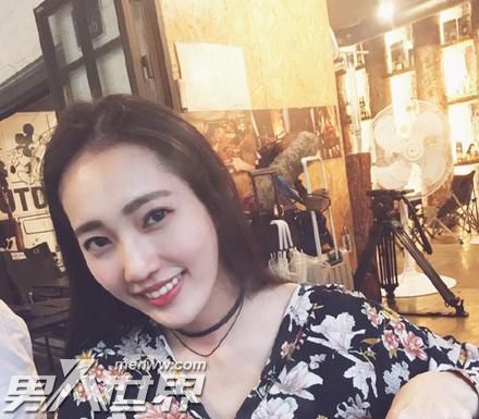 余文乐携女友参加好友婚礼