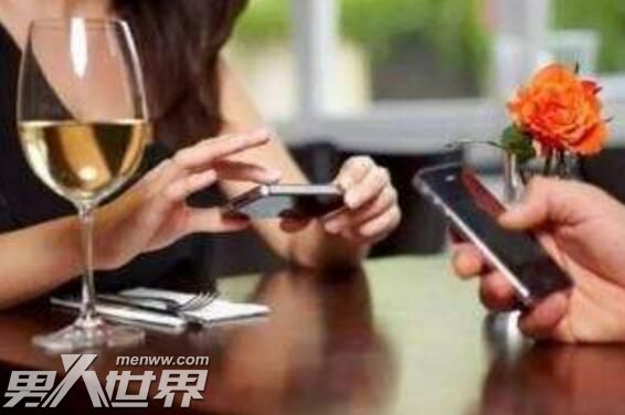 约会时女生玩手机代表什么