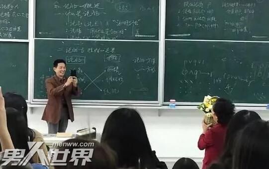 大学课堂上公然秀恩爱