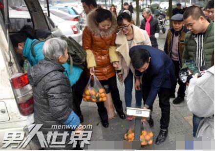 交警帮商贩卖橘子500斤