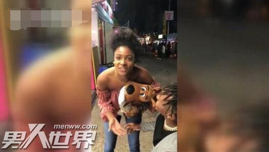 下跪求婚女友一脸你骗不了我表情