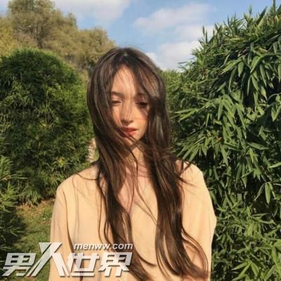 女人还爱着前任的表现