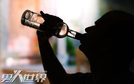 醉酒男子一头扎进火锅