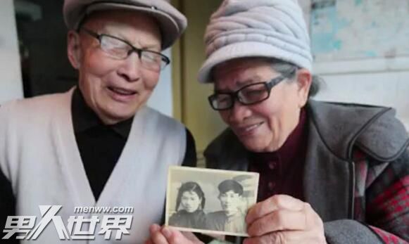 爷爷奶奶拍迟到66年婚纱照