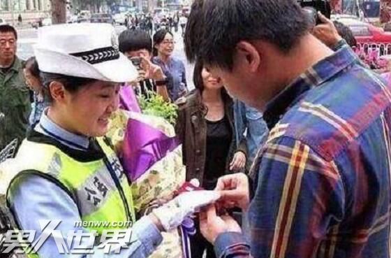 交警街头查违章被求婚