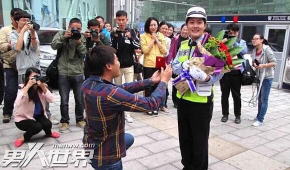 交警街头查违章被求婚