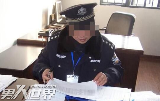 穿婚纱向狱警男友求婚