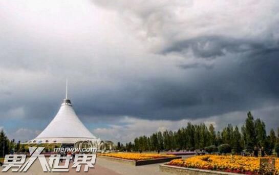 新疆天空出现巨型眼睛