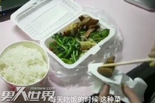 表演系女生吃饭用纸吸油