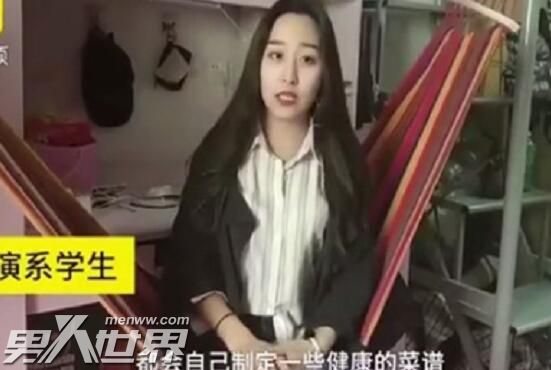 表演系女生吃饭用纸吸油