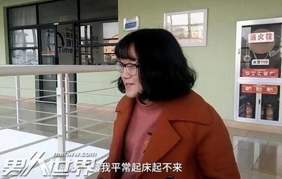 大学女生雇小哥哥叫起床