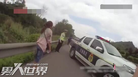 离婚路上想同归于尽妻子跳车 