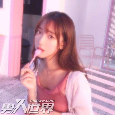 美女办公桌下的秘密