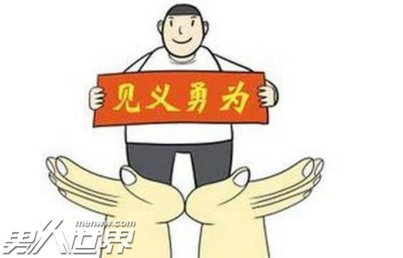 警民撑伞摔倒老人