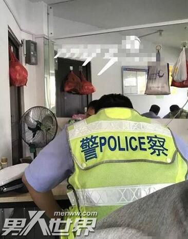 网友举报交警上班吃早饭