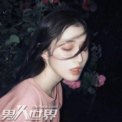 把她拉进试衣间里