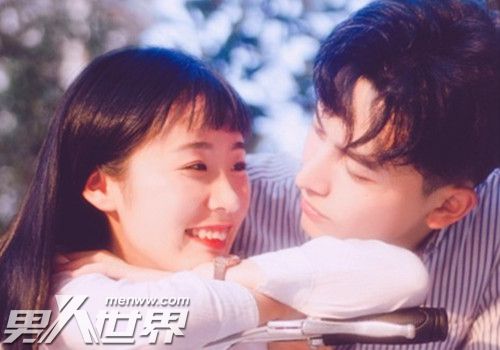 女生默认你追她的表现