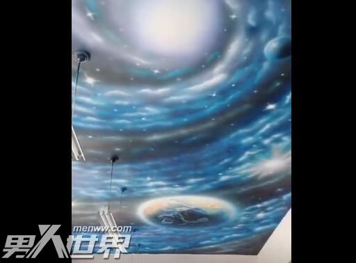 美术老师教室天花板画满星空