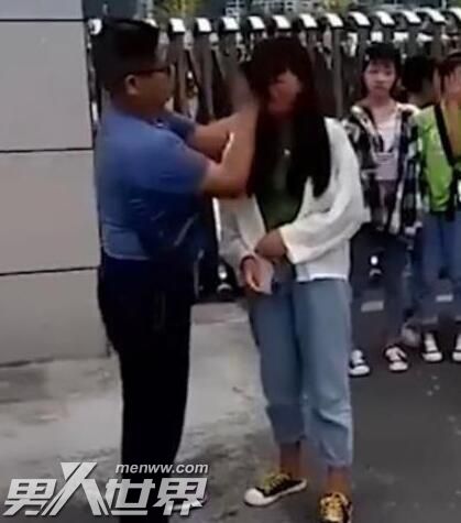 老师提水桶校门口给女生卸妆