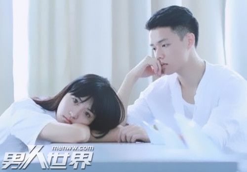 约会时女生不看男生的脸