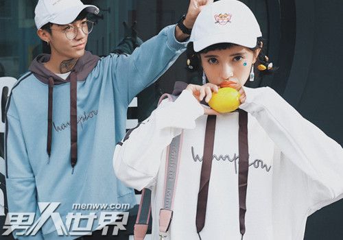 女生偷偷看你是什么意思