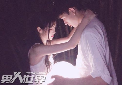 女生偷偷看你是什么意思