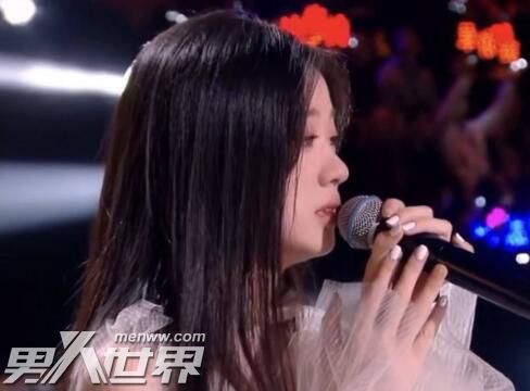 李健唱完就穿上了棉袄