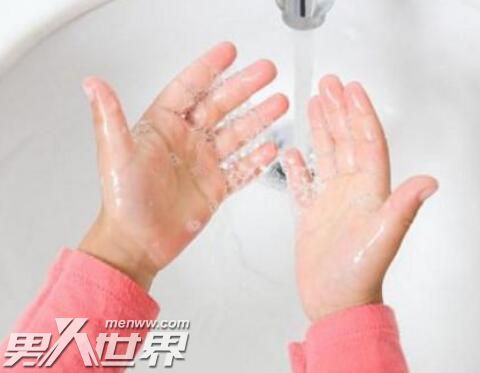 手上长湿疹是什么原因引起的