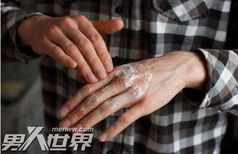 手上长湿疹是什么原因引起的