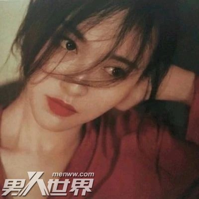 女生在约会的时候当面涂口红