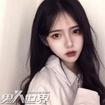 女生在约会的时候当面涂口红