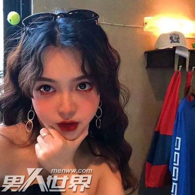 女生在约会的时候当面涂口红