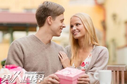 女生喜欢把腿搭在男生腿上是什么意思