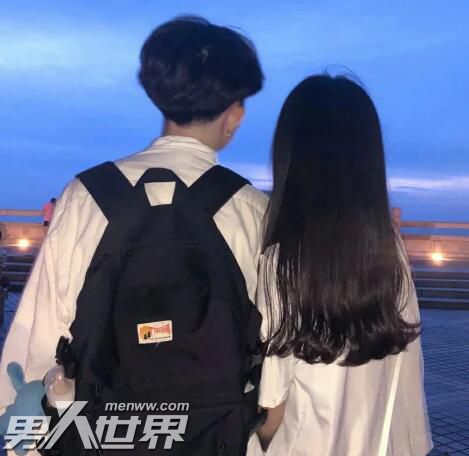 为什么男的喜欢走在女的后面