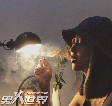 女生在朋友圈强调自己单身