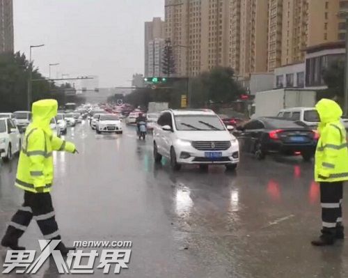 交警在朋友圈晒收到的雨伞