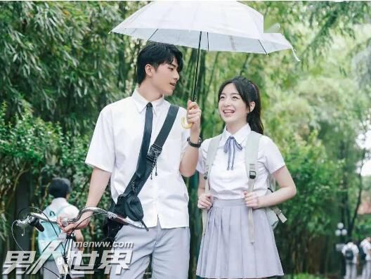女生不介意和男生撑伞