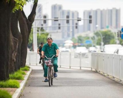 自行车靠左行驶还是靠右行驶