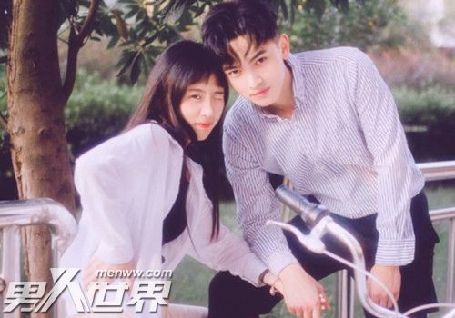 女生主动挽着男生的胳膊