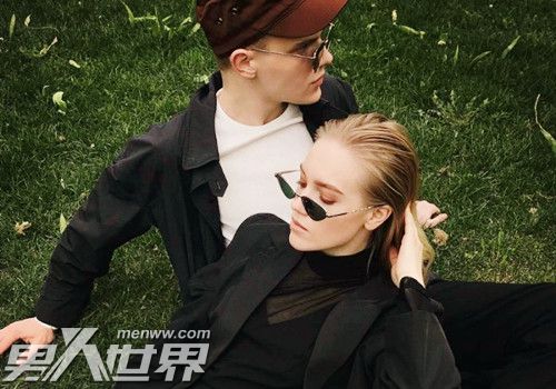 女生主动挽着男生的胳膊