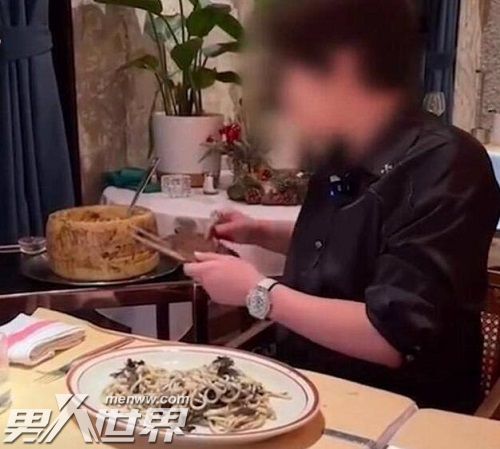 顾客西餐厅吃到被网红咬过的芝士