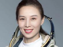 王亚平是中国首位进行出舱活动的女航天员吗