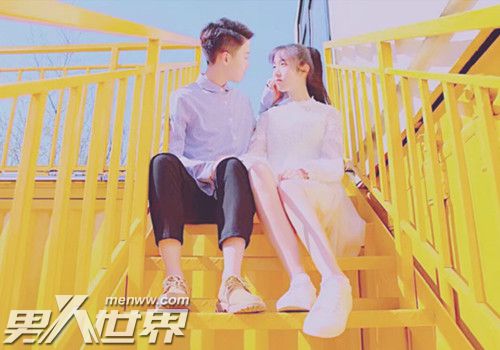 一对视就笑是喜欢吗