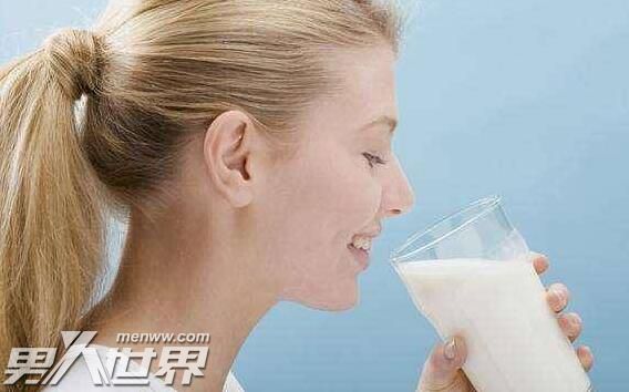 女性睡前喝纯牛奶会胖吗